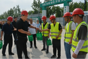 董事長(zhǎng)曹紅普帶隊(duì)高溫慰問(wèn)外業(yè)員工